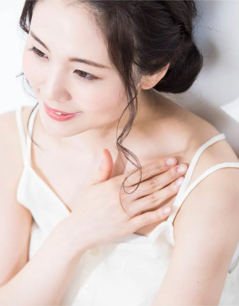頭や首周りを優しくほぐしていく施術